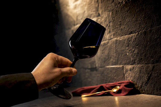 Mano calentando una copa de vino Picual