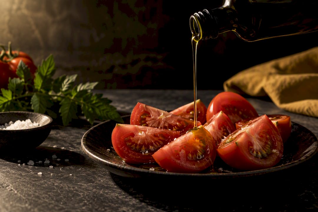 Tomates maduros aderezados con aceite de oliva