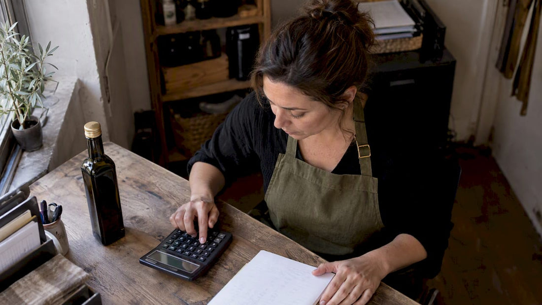 Un comerciante calcula el margen junto a una botella