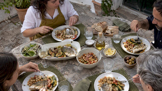 Comida mediterránea con aceite de oliva virgen extra, pescado y verduras